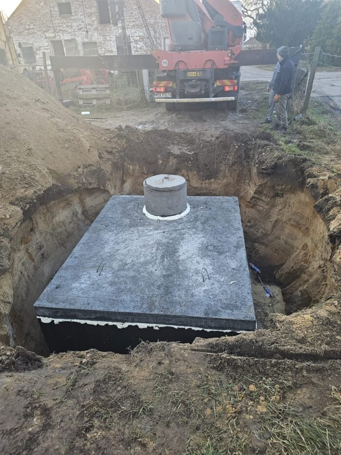 Montáž těsné betonové jímky pomocí jeřábu HDS. Realizace pro klienta z Hodonín
